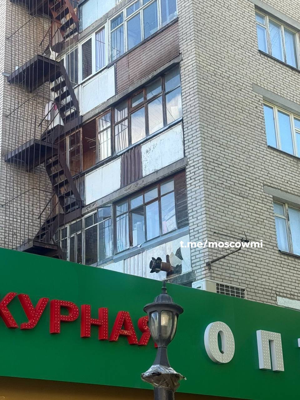 В Подольске экстренно эвакуировали жилой дом из-за подозрительного предмета. По словам очевидцев, часть, похожая на ракету, обнаружена в обшивке жилого дома. Сейчас всех жителей эвакуировали, район оцеплен. UPD: предмет, похожий на ракету, обследовали специалисты, она не представляет угрозы. Предварительно: это обломки после ночной атаки БПЛА.