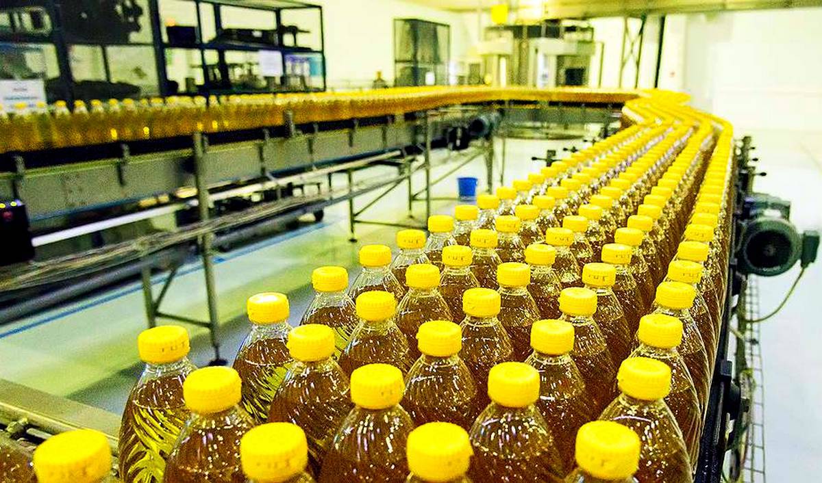 В Госдуме предложили ограничить использование пальмового масла в продуктах Комитет ГД по защите семьи внес проект обращения к премьер министру Михаилу Мишустину с предложением ввести акцизы на пальмовое масло ограничить его использование и ужесточить контроль за оборотом Депутаты отмечают что действующее законодательство не обеспечивает должного контроля за качеством и оборотом пальмового масла а также не содержит чётких норм касающихся его маркировки и информирования потребителей о составе продуктов Парламентарии предложили правительству выработать официальную позицию по данному вопросу до начала декабря Кроме того депутаты просят кабмин рассмотреть возможность повышения таможенных пошлин на импорт пальмового масла и ужесточения ответственности за недостоверное указание состава на упаковке