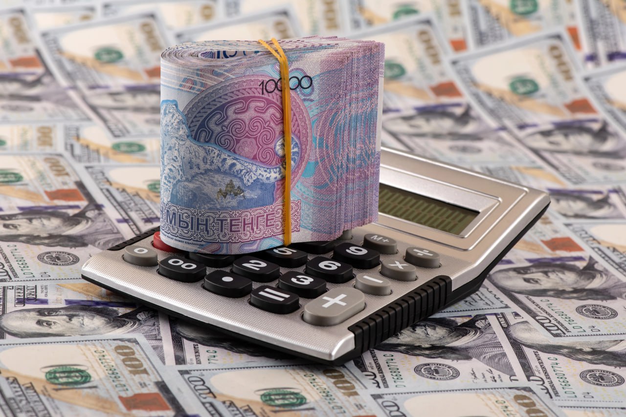 На фоне изменений на рынке и растущего интереса к выгодным инструментам сбережений Евразийский банк представил новый пополняемый депозит Turbo Deposit Накопительный Минимальный срок размещения 3 месяца ГЭСВ 20 при номинальной ставке 18 1 В банке подчёркивают что короткий срок и высокая доходность делают вклад удобным инструментом для сохранения и приумножения средств Отдельно отмечается сумма гарантийного возмещения КФДГ до 20 млн тенге Для полугодового размещения доступен вклад без пополнения 17 2 ГЭСВ 18 7 а при суммах от 10 млн тенге 17 46 ГЭСВ 19 с ежемесячной капитализацией В банке считают что в текущих условиях правильный выбор депозита помогает эффективнее планировать доходность и управлять сбережениями Лицензия 1 2 68 242 40 от 3 февраля 2020 года выданная Агентством РК по регулированию и развитию финансового рынка Рекламный пост