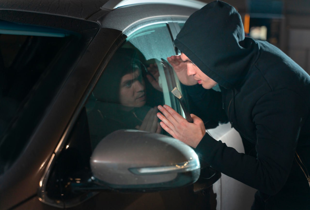 Нижневартовск стал лидером по угонам автомобилей в Югре По данным ГИБДД в 2025 году в Югре угнали 93 автомобиля и больше всего случаев пришлось именно на Нижневартовск Основная причина угонов беспечность самих водителей которые в мороз оставляют машины заведёнными или с ключами в замке всего на пару минут 69 из 94 угнанных авто преступники похитили прямо с улицы пользуясь невнимательностью владельцев Помимо Нижневартовска в статистику попали Сургут Когалым Лангепас Белоярский и Октябрьский районы Инспекторы напоминают даже короткая остановка может обернуться потерей автомобиля Будь в курсе Нижневартовска typical nv86