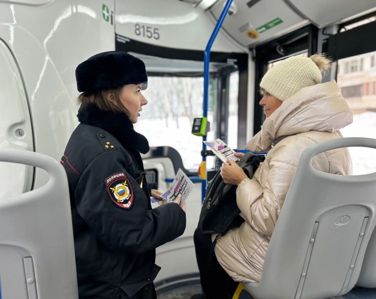 В Челябинске в троллейбусы и автобусы пришли сотрудники отдела уголовного розыска и участковые уполномоченные Отдела полиции «Северо-Западный».  ‍  Полицейские провели профилактические беседы с жителями района.     В утреннее время  полицейские проехались в общественном транспорте  , где рассказали пассажирам о мошенничествах, совершаемых с использованием современных технологий.   Стражи порядка довели до граждан информацию о схемах и технологиях преступлений  , акцентировав внимание на способах защиты от них.    Сотрудники подробно остановились на описании приемов воздействия злоумышленников на граждан, которые они используют, чтобы войти в доверие и завладеть денежными средствами, и рассказали, что в сети действуют группы лжеинвесторов, обещающих сверхдоход , но на деле это просто обман.  ‼ Пассажиры откликнулась на беседу, присутствующие задавали интересующие их вопросы. Сотрудники полиции для большей наглядности также раздали листовки с информацией о том, как уберечься от мошеннических действий.   Напомним, полицейские ежедневно проводят профилактические беседы с населением и трудовыми коллективами с целью информирования граждан о способах защиты от мошеннических действий. Особое внимание уделяется пожилым гражданам.    #мвд #мвд74 #полиция74  #челябинск #полиция #стопмошенник #прекратитеразговор