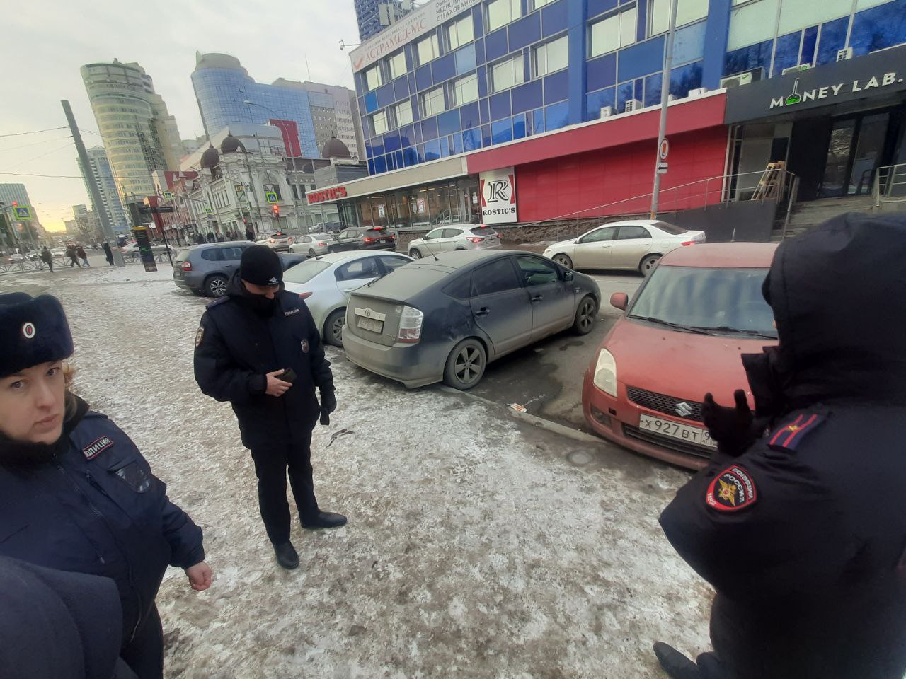 ‍  Журналиста Владислава Постникова задержали полицейские  «Меня подкараулили полицейские и доставляют в отдел», — написал в своем телеграм-канале главред «Вечерних ведомостей».   По словам Постникова, его задержали сотрудники из отдела исполнения административного законодательства. На журналиста составляют протокол за демонстрацию нацисткой и экстремистской символики. По ней могут арестовать на 15 суток.  «Очевидно, хотят за что-то напакостить, отправив под административный арест», — добавил Постников.  Ранее «Вечерние ведомости» неоднократно штрафовали по статье за дискредитацию ВС РФ.   Фото: соцсети Владислава Постникова    Новости из Екатеринбурга