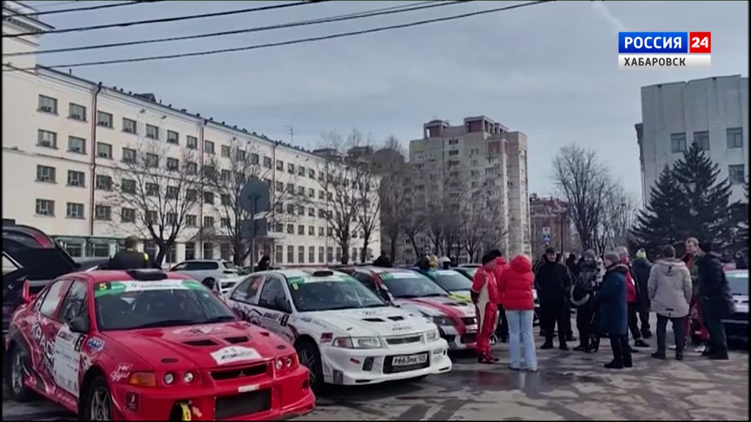 Смотрите в 21 10 В Хабаровске открыли этап Кубка России по ралли Ice Master 2026 В эти минуты в центре города на площади Ленина зрителей ждёт парад участников и показательные заезды пилотов С места события корреспондент Вестей Диана Долгунцева Подробнее на сайте Вести Хабаровск