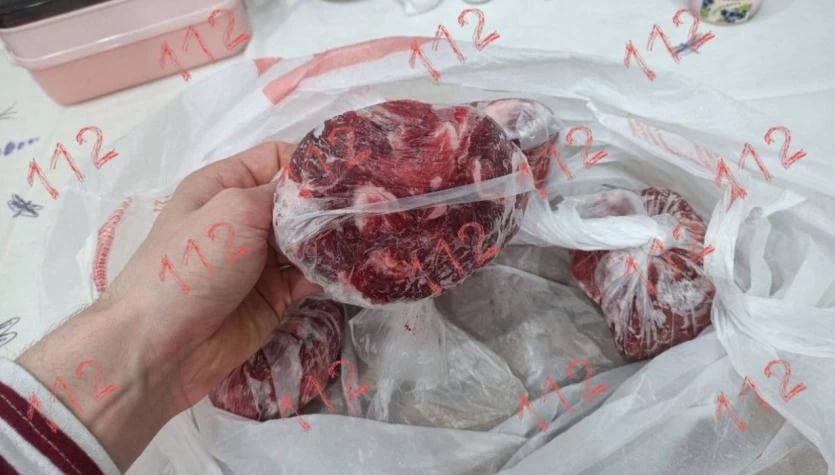 В дорогой говядине из челябинского магазина нашли микрочип Житель Челябинской области едва не проглотил микрочип обнаруженный в куске говядины купленном в сети магазинов Мясной 1 Инцидент произошёл на прошлой неделе но последствия дают о себе знать до сих пор сообщает телеграмм канал 112 Покупатель Алексей С приобрёл говяжью шейку за 5000 рублей Спустя несколько дней разогревая мясо на работе он откусил кусок и почувствовал резкий хруст Во рту оказалась пластиковая капсула ветеринарный микрочип который служит паспортом для животного Часть чипа отломилась и попала мужчине в желудок ПОДРОБНЕЕ URALPRESS RU