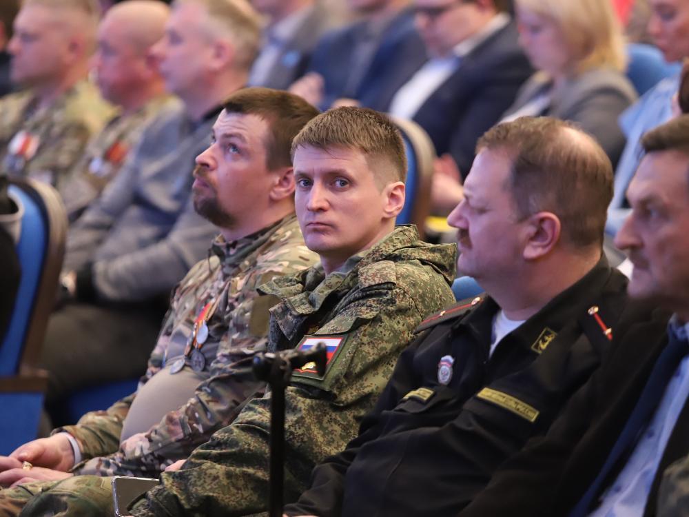Молния В Архангельской области семьи участников СВО освободят от уплаты транспортного налога Сегодня на внеочередной сессии архангельского областного Собрания депутатов в двух чтениях принят законопроект направленный на поддержку семей потерявших кормильца ветерана боевых действий Они будут освобождены от уплаты транспортного налога Сейчас льгота предоставляется только самому ветерану и не передается по наследству Документом предлагается передать право на льготу к членам семьи погибшего умершего ветерана боевых действий Супругу супруге при условии что они не вступили в повторный брак Несовершеннолетним детям Родителям ветерана Льгота предоставит им право выбора либо полностью освободить от налога одно транспортное средство мощностью до 160 л с либо получить налоговый вычет в размере 980 рублей от общей суммы налога на все автомобили семьи Реализация законопроектов позволит усилить меры социальной поддержки граждан выполняющих и выполнявших свой долг по защите Отечества а их семей в трудной жизненной ситуации Председатель областного Собрания депутатов Екатерина Прокопьева отметила что данная инициатива была озвучена в ходе встреч с участниками СВО в том числе в рамках I форума ветеранов и волонтёров СВО который состоялся в Архангельске в апреле этого года Напомню что совсем недавно мы изменяли действующий закон для участников боевых действий мы включили туда многодетные семьи а также распространили эти нормы на всех участников СВО На встречах обсуждалось что в случае гибели близкого человека начиная с 2025 года этой льготой смогут воспользоваться родители погибшего участника специальной военной операции его несовершеннолетние дети если на них оформлены автомобили а также супруги при условии что они не вступили в новый брак сказала Екатерина Прокопьева Фото АОСД