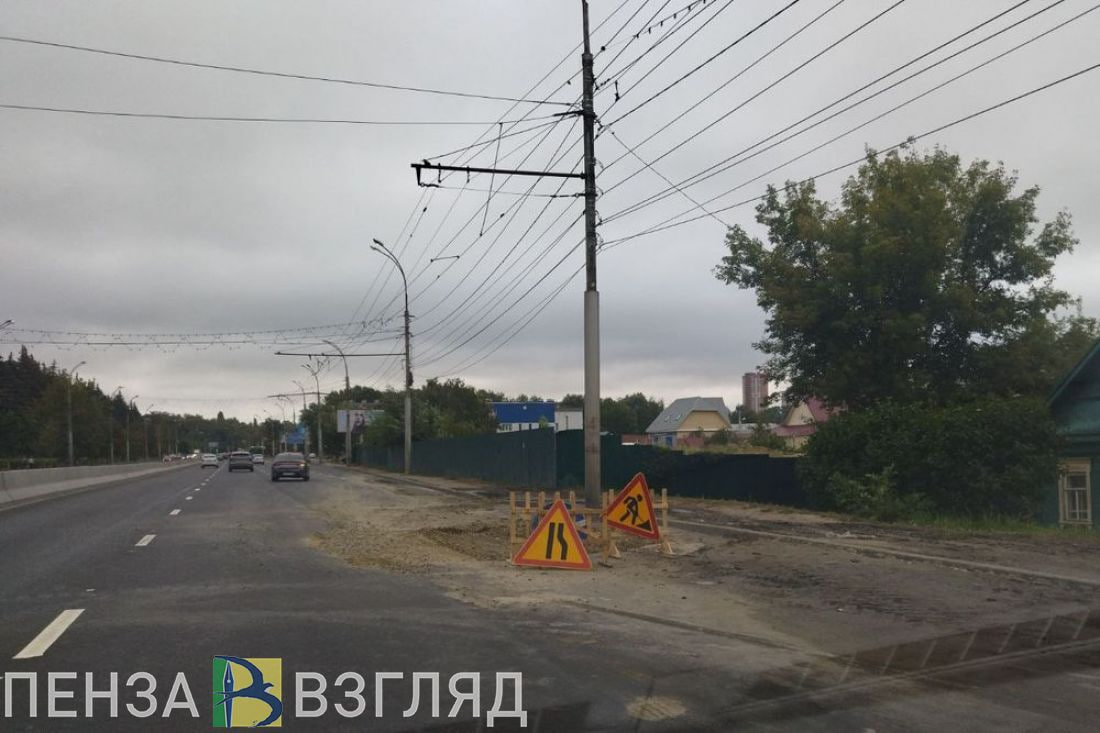 Вскрыт новый асфальт на проспекте Победы в Пензе Свежее дорожное покрытие на одной из главных улиц областного центра не пролежало и месяц. Пензенские водители, отправившиеся сегодня на работу по проспекту Победы, с удивлением обнаружили следы вскрышных работ на правой полосе при движении в сторону центра Пензы от «Самолета». По их словам, накануне здесь была замечена утечка - из-под асфальта вытекала вода. Ремонтные бригады не оставили этот факт без внимания и, судя по всему, поработали над исправлением ситуации. Проблема заключается в том, что этот участок отремонтировали совсем недавно - только на этой неделе здесь нанесли разметку на свежеуложенный асфальт. Выглядеть по-новому долго ему было не суждено - вскоре здесь появится первая «заплатка» -Взгляд