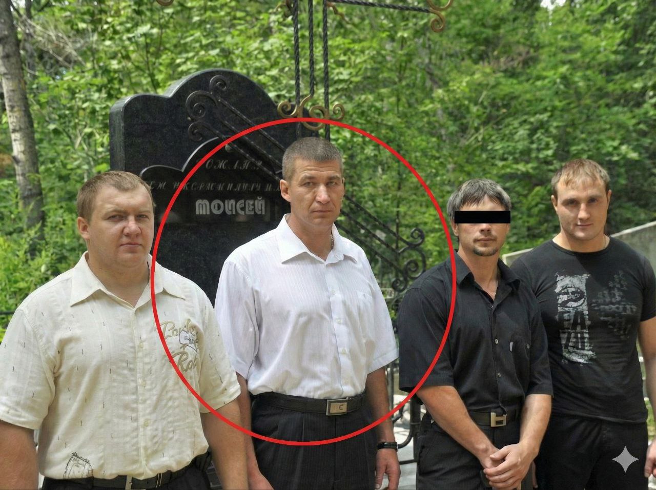 Криминальный авторитет из Хабаровска экс помощник Фургала задержан в Грузии Власти Грузии задержали бывшего помощника осужденного экс губернатора Хабаровского края Сергея Фургала 60 летнего Михаила Тимофеева Задержанный находится в заключении с января 2025 года на основании запроса Интерпола хотя официального запроса об экстрадиции пока не поступало Михаил Тимофеев приехал в Грузию в марте 2024 года обратившись за политическим убежищем из за преследований в России Однако грузинские власти отказались признать его беженцем несмотря на представленные доказательства включающие заключения неких правозащитников До своего ареста в 2011 году Тимофеев возглавлял влиятельную ОПГ известную как моисеевские Это была структура с жесткой внутренней дисциплиной и множеством направлений деятельности от незаконного предпринимательства до заказных убийств и похищений Группа действовала под прикрытием спортклуба Моисей откуда и получила свое прозвище Она контролировала значительные территории Хабаровска занималась рэкетом и отмыванием денег Одним из ключевых объектов влияния бригады стал знаменитый хабаровский ресторан ставший местом сбора влиятельных персон региона По данным Следственного комитета члены группы получали прибыль путем коррупции принуждения и угроз распространяя своё влияние на бизнес транспорт и власть После освобождения из тюрьмы в 2019 году Тимофеев по всей видимости незамедлительно уехал из России Напомним Сергея Фургала арестованного летом 2020 года по обвинениям в убийстве и попытке убийства предпринимателей суд признал виновным и приговорил к длительному тюремному заключению Дело расследуемое против него имеет многочисленные связи с деятельностью Тимофеева и привлечением последнего в организацию убийств Сам Тимофеев ранее получил восьмилетний срок за создание организованной преступной группы и использование её ресурсов для вымогательств и насилия над предпринимателями таксистами Сейчас судьба Михаила Тимофеева зависит от решения властей Грузии относительно передачи его российским властям Если Грузия согласится на выдачу Тимофееву предстоит столкнуться с уголовным разбирательством в России