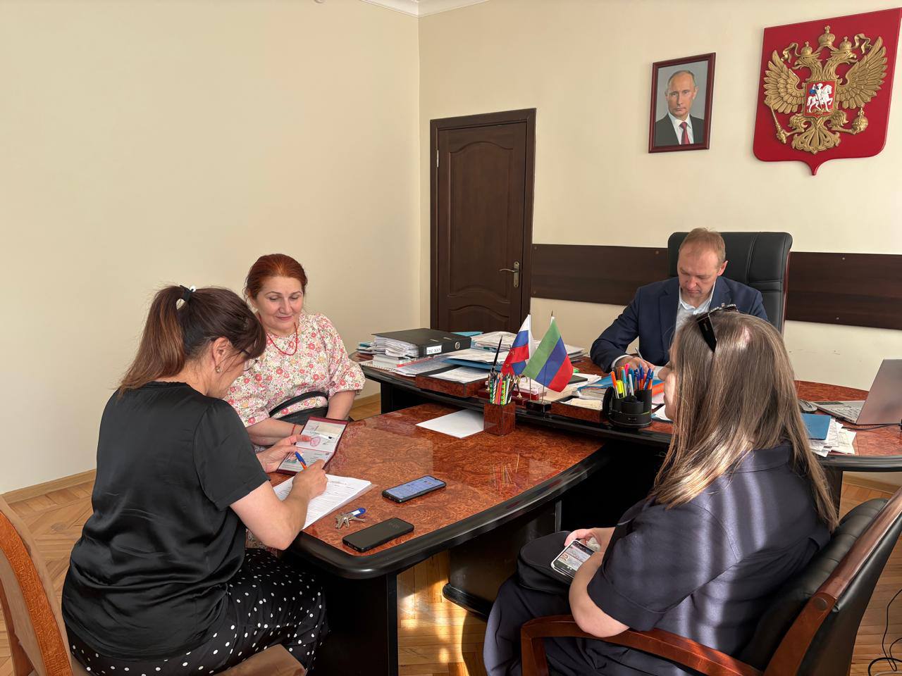 В Госжилинспекции РД приняли обращение граждан Приём провёл руководитель Госжилинспекции РД Сергей Касьянов. В Госжилинспекцию РД пришла жительница Махачкалы, проживающая в многоквартирном доме 18 по Ул. С. Стальского. Она сообщила о том, что владельцами кофейни произведен незаконный захват территории, вынесли столики на улицу перед подъездом. Как результат, на улице мусор и постоянный шум. Посетительница отметила также и незаконное подключение к инженерным коммуникациям и произведенную перепланировку внутри помещения. Сергей Касьянов поручил на следующей неделе провести проверку по указанному адресу, а также направить письма в Администрацию г. Махачкалы и уточнить наличие разрешительных документов. Следующая посетительница пожаловалась на то, что в подвале дома 118 по ул. И.Казака скапливается вода, из –за которой в квартирах сырость. По обращению дано поручение выехать по адресу и комиссионно с приглашением представителя АО «Единый оператор Республики Дагестан в сфере водоснабжения и водоотведения» изучить проблему. Все принятые обращения находятся на личном контроле Сергея Касьянова.