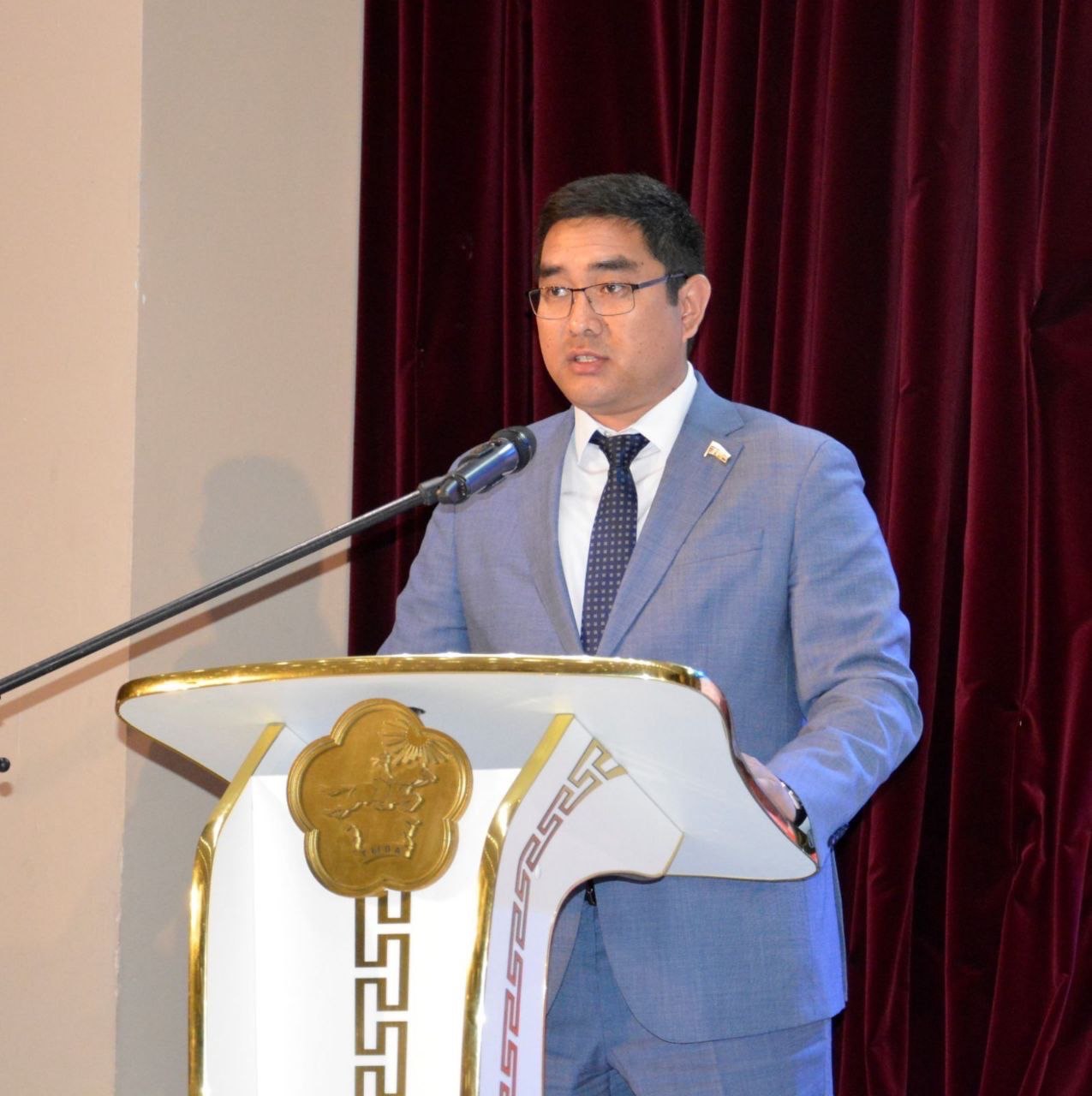 Депутата Госдумы назначили мэром Кызыла Депутат Госдумы от Тувы Айдын Сарыглар Единая Россия назначен мэром Кызыла Горсовет принял решение на сессии 30 декабря сообщило республиканское отделение ЕР Всего конкурсная комиссия подконтрольная главе республики Владиславу Ховалыгу допустила до участия в процедуре выборов на сессии троих кандидатов Сарыглара бывшего вице мэра Кызыла Алексея Сиорпаса и врио мэра главу земельного департамента Вячеслава Судер оола Айдын Сарыглар родился 22 февраля 1988 года в Туве Окончил Республиканский лицей интернат и Московский государственный медико стоматологический университет Работал в организации Медицинская палата Республики Тыва занимал должности главврача в госучреждениях Республиканский центр общественного здоровья и медицинской профилактики и санаторий Серебрянка Уже в 2018 году прошёл в горсовет Кызыла его сходу назначили главой комитета по вопросам муниципального имущества В 2021 м Сарыглар стал заместителем министра здравоохранения Тувы Затем его сделали депутатом Госдумы по Тувинскому одномандатному округу 32 Сарыглар выходец из тувинской семьи которая была и прежде связана с представителями власти Его отец Николай был депутатом Верховного совета СССР а также возглавлял республиканский центр детско юношеского туризма С 2015 года он руководил центром занятости населения Каа Хемского кожууина района который представляет собой пригород Кызыла Подписаться Прислать новость Помочь бустами