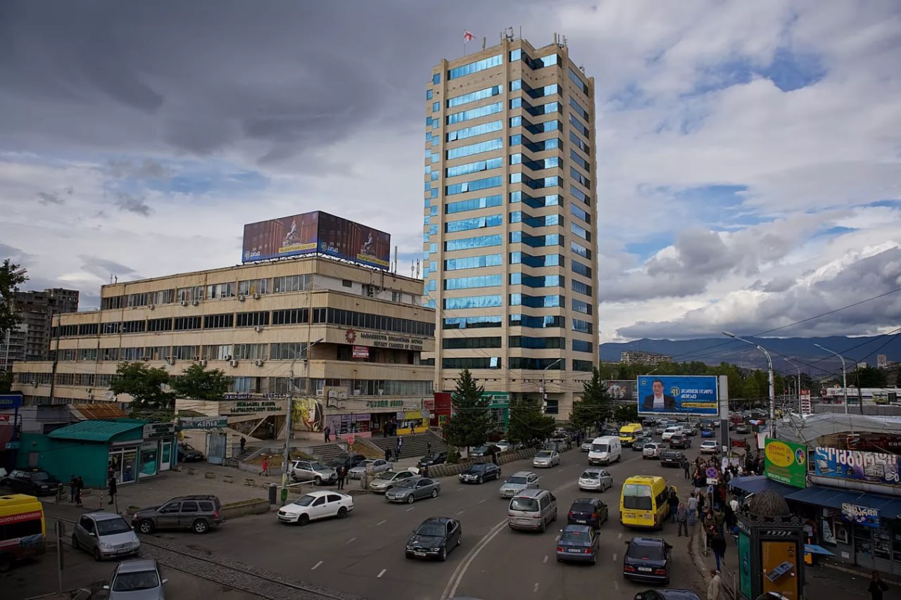 Каладзе трамваю в Тбилиси все таки быть Мэр Тбилиси Каха Каладзе опроверг слухи о том что проект строительства трамвайной линии якобы сорван По его словам эта информация не соответствует действительности Речь идет о новой трамвайной ветке длиной около 7 5 км которая свяжет перекресток III и IV микрорайонов Диди Дигоми с районом Дидубе маршрут пройдет через аллею Давида Агмашенебели Планируется 11 остановок Распространяются ложные заявления о том что проект не будет реализован и что мы вводим общество в заблуждение Это неправда заявил Каладзе на заседании городского правительства Как отметил мэр тендер уже объявлен а победителя планируют определить в конце января 2026 года После этого начнется практическая реализация проекта О намерении вернуть трамвай в Тбилиси мэрия объявила в сентябре 2025 года накануне выборов в органы местного самоуправления Tbilisi Long Stay в Телеграм Инстаграм ТикТок