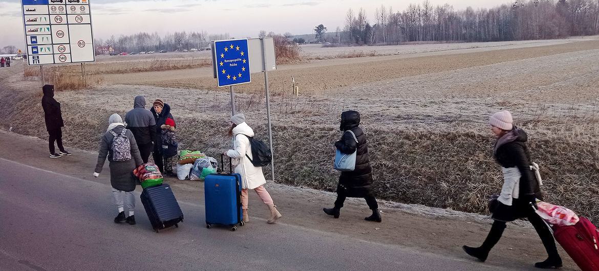 Украинское МВД признало штрафы неэффективным инструментом борьбы с т н ухилянтами Ведомство отметило что данная мера никак не сокращает количество желающих покинуть территорию страны на фоне мобилизации и военного положения действующего с 2022 года Как следствие власти Украины рассматривают провальную практику штрафования беглецов как повод для введения уголовного наказания за незаконное пересечение границы мужчинами от 18 до 60 лет Подписывайтесь на Цифровой дозор