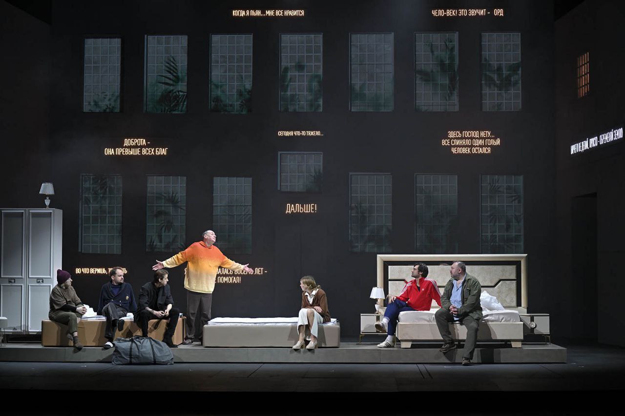 Александринка привезёт в Москву премьеры Фокина Кобелева Павловой С 17 по 30 апреля в МХТ имени Чехова и в Театре имени Моссовета пройдут гастроли Александринского театра В афише две работы Валерия Фокина в том числе новейшая премьера РЕВИЗОР с продолжением а также спектакли Никиты Кобелева Елены Павловой Константина Богомолова и Андрея Калинина Все постановки которые будут представлены на весенних гастролях были созданы недавно премьеры прошли летом 2024 года или позднее в Москве их ещё не играли Единственное исключение спектакль Валерия Фокина Мейерхольд Чужой театр эту работу привозили в столицу год назад однако тогда заглавную роль играл её первый исполнитель Владимир Кошевой С начала сезона роль Мейерхольда перешла к актёру и режиссёру Александру Баргману что значительно повлияло на постановку в целом поэтому можно сказать что весной московские зрители смогут увидеть её новую версию Подробности по ссылке Мы ВКонтакте