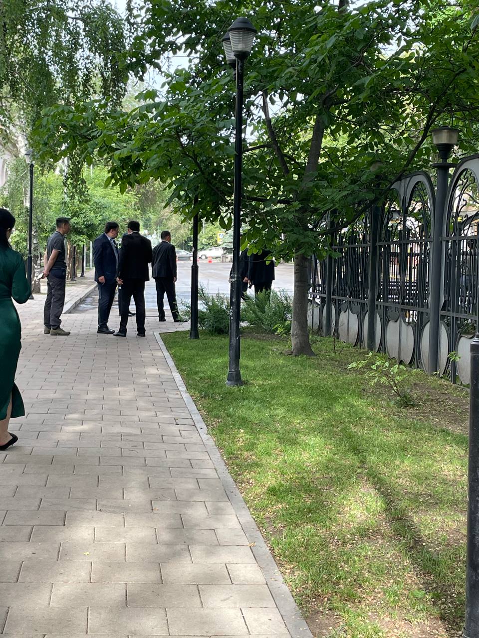Умерла Сара Назарбаева — источники «Орды» На 85-м году жизни ушла из жизни Сара Назарбаева — первая супруга экс-президента Казахстана Нурсултана Назарбаева, сообщает источник «Орды». Официального подтверждения этой информации пока нет. Последние недели Сара Алпысовна находилась на лечении в Национальном госпитале медицинского центра управления делами президента, известной как «Совминка» в Алматы . Сегодня, по предварительной информации, было принято решение об отключении её от аппарата искусственной вентиляции лёгких. Обстановка в «Совминке» Журналисты «Орды» сейчас находятся у здания больницы. На территории «Совминки» и вокруг неё усилили меры охраны — за воротами дежурят мужчины в строгих костюмах, появились дополнительные телохранители. «Охрану усилили просто для обеспечения общественного порядка», — прокомментировал один из полицейских. Раньше ходить вдоль территории больницы можно было свободно, теперь же проход ограничен. Там установили новое ограждение, отмечают наши журналисты.