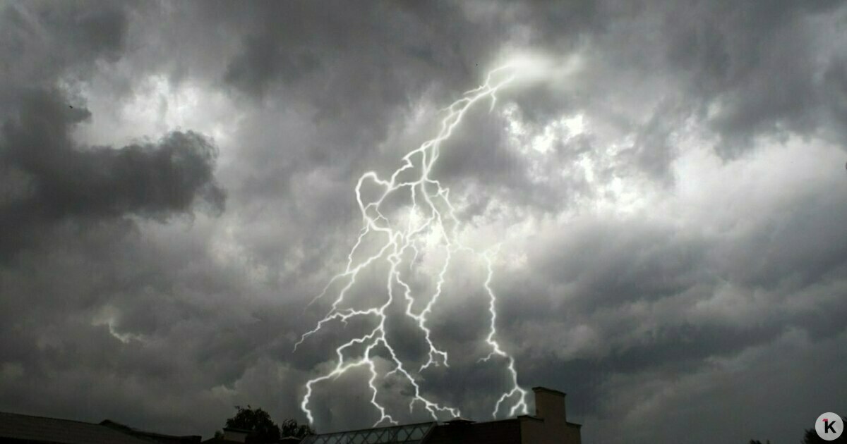 На севере ЮАР от удара молнии во время праздничного мероприятия два человека погибли и около 150 пострадали Инцидент произошёл в посёлке Дертиг Там люди собрались на традиционный фестиваль музыки и танцев однако началась гроза и молния ударила в толпу Из за происшествия 13 человек находятся в критическом состоянии В общей сложности в больнице сейчас находятся 49 человек Остальных отпустили после оказания медицинской помощи Сейчас в ЮАР сезон дождей он сопровождается частыми и необычно сильными грозами