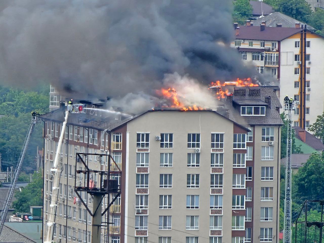 Вчерашний пожар в Дурлештах удалось полностью потушить лишь к четырем часам утра, сообщают молдавские спасатели. Причина возгорания и общий размер ущерба все еще не выяснены.