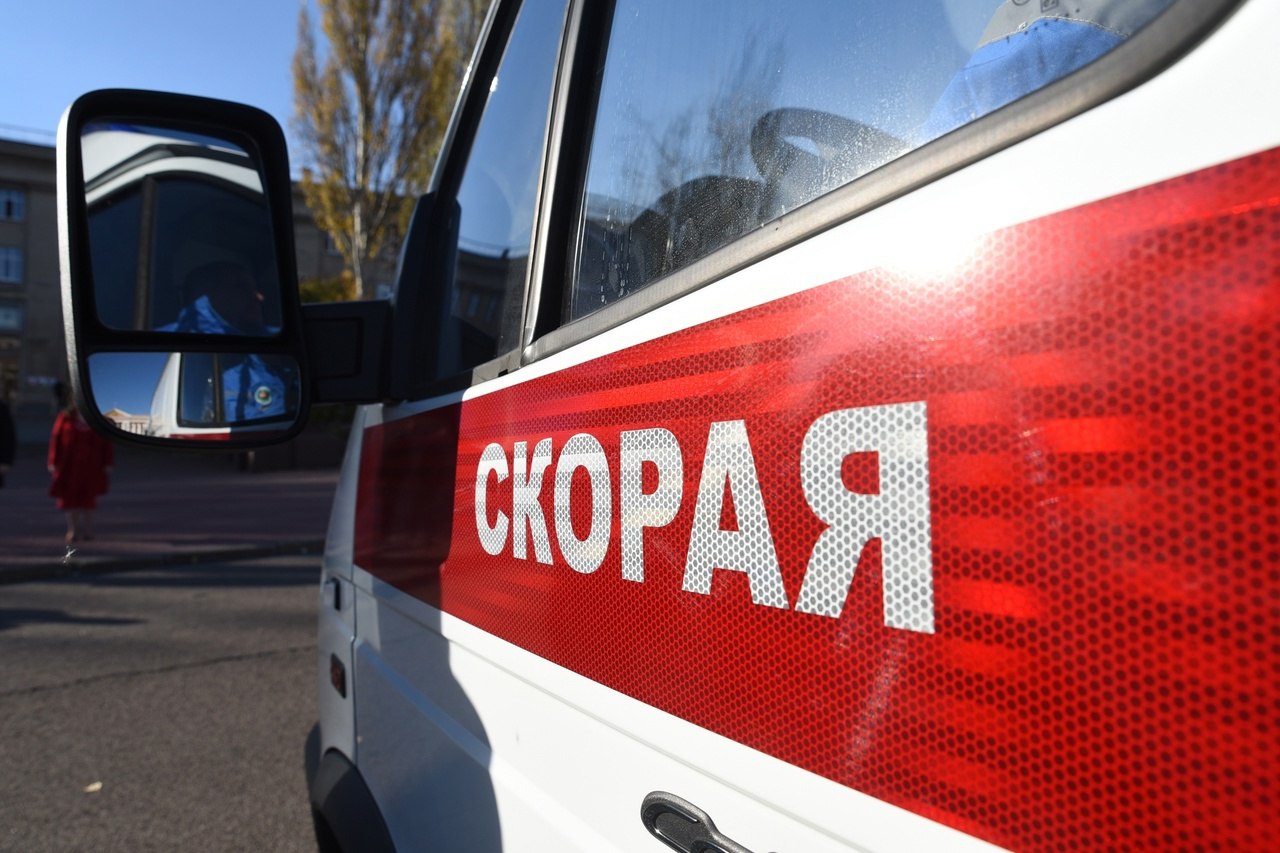 В Рыльском районе мужчина пострадал от взрыва неразорвавшегося боеприпаса Сегодня утром 31-летний житель Глушковского района возвращался с рыбалки в посёлке Куйбышева Рыльского района. В этот момент рядом с ним сдетонировал неразорвавшийся боеприпас, — сообщил врио губернатора Александр Хинштейн. Мужчина самостоятельно обратился в Курскую областную больницу. У него диагностированы минно-взрывная травма, осколочные ранения левого бедра, закрытая черепно-мозговая травма, акубаротравма.