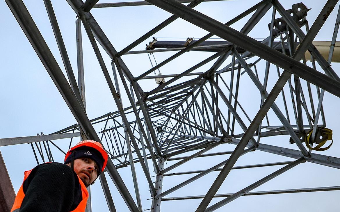 Обесточенные регионы Херсонщины В Херсонской области около 330 тыс жителей остались без электроэнергии после удара ВСУ Повреждение ключевой линии электропередачи вызвало сбои в 450 населенных пунктах Благодаря оперативным действиям специалистов Черноморского РДУ энергоснабжение было быстро восстановлено по резервной схеме Напомним в июне был аналогичный инцидент затронувший свыше 227 тыс людей Запорожская область также столкнулась с перебоями из за ударов дронов