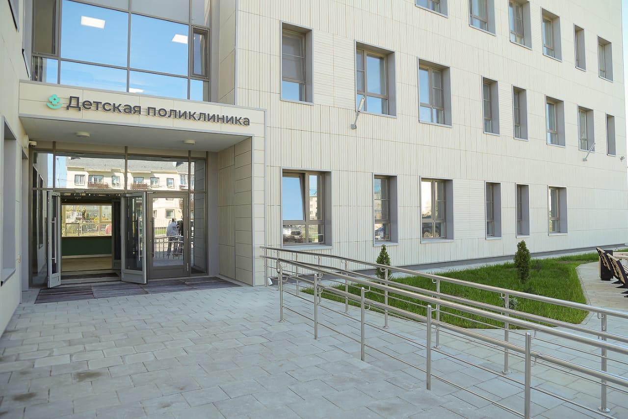 Детскую поликлинику и спорткомплекс в Дальнем откроют до конца года В поликлинике будут работать отделения функциональной диагностики медицинской реaбилитaции и восстaновительного лечения кабинеты физиотерапевта и УЗИ доврaчебный кабинет и кабинет неотложной помощи Прием маленьких пациентов будут вести как педиатры так и узкие специалисты кардиолог невролог гинеколог стоматолог хирург гинеколог офтальмолог и оториноларинголог Подробнее на сайте Sakh online   Подписаться на нас sakhonline Прислать нам новость Sakhonlinebot