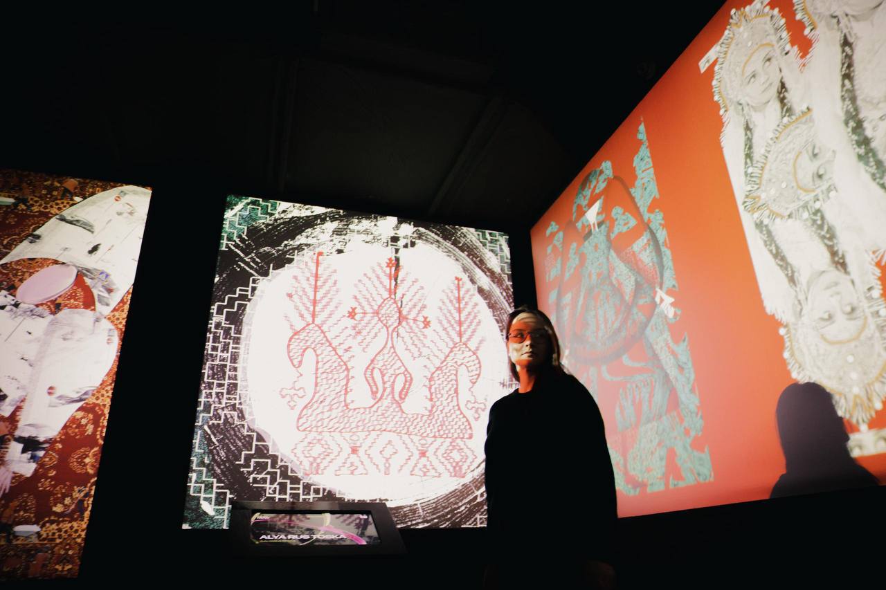 Цифровую выставку NUR NOW в парке Моя Россия моя история продлили до 18 января 17 и 18 января в 17 00 будет медиация локальные кураторы и художники проведут экскурсию обсуждение чтобы раскрыть содержание проекта Рекомендую сгонять пока есть время Выставка правда классная