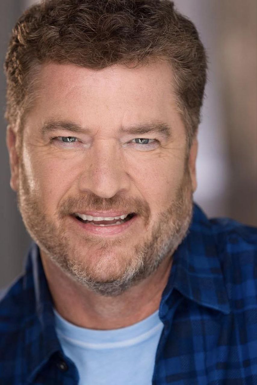 Умер звезда сериалов Бывает и хуже и Друзья Пэт Финн Актеру было 60 лет Причиной смерти стал рак мочевого пузыря с которым артист боролся последние три года Финн запомнился зрителям по ярким ролям в культовых проектах от Сайнфелда до Доктора Хауса Особую популярность ему принес образ Билла Норвуда в ситкоме Бывает и хуже в этом шоу он снимался с 2011 по 2018 год   Всего в фильмографии актера десятки ролей в кино и на телевидении settersmedia news