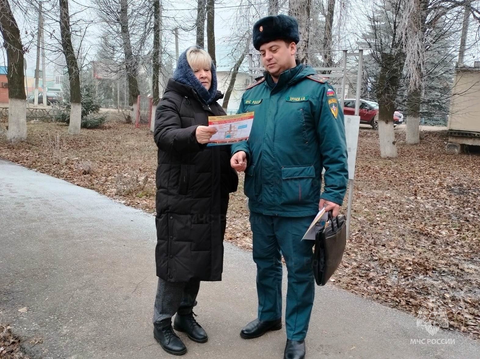 В Богородицке и Куркино спасатели пообщались более чем с 700 жителями во благо их безопасности  С приходом зимних холодов возрастают риски возникновения бытовых пожаров. Это связанно с несоблюдением правил безопасного использования печного отопления и электронагревательных приборов в домах. Для обеспечения сохранности жизней и имущества граждан сотрудники МЧС России на регулярной основе проводят профилактическую разъяснительную работу с населением.    Так, за три недели инспекторы государственного пожарного надзора по Богородицкому и Куркинскому районам провели более 500 подворовых обходов и 12 сходов с жителями, на которых о рисках возникновения пожаров в зимний период узнали более 700 человек.    Спасатели напомнили богородчанам требования пожарной безопасности и рассказали о необходимости проверки печей и электрохозяйства во время отопительного сезона, чтобы избежать чрезвычайных ситуаций.     МЧС Тульской области  подписаться