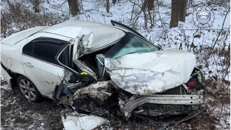 Появились фото последствий жуткого ДТП со школьным автобусом под Брянском guberniya tv proisshestviya 323689 В результате лобового столкновения микроавтобус перевозивший детей остался без передних колес с разбитым правым боком выбитыми стеклами Удивительно что в автоаварии никто не погиб из пассажиров и водителей ƃℾ подписаться прислать новость