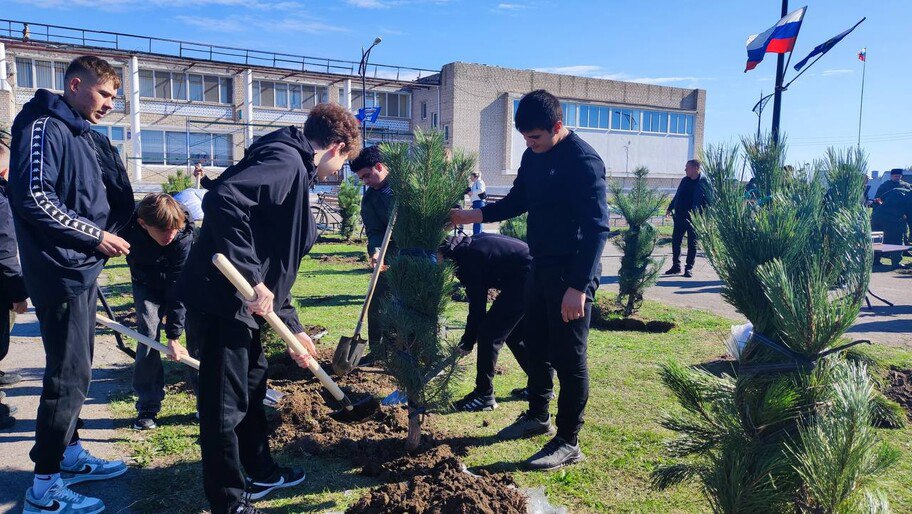В Круглоозерке высадили Аллею казачьей славы Мероприятие было организовано в рамках Программы экологических гуманитарных миссий которую реализует АНО Сад Памяти при поддержке Минприроды России Высадка Аллеи казачьей славы это не просто озеленение территории это глубоко символичное мероприятие направленное на сохранение исторической памяти воспитание патриотизма и укрепление духовных ценностей Она станет живым памятником героям отдавшим свои жизни за Родину и местом где будущие поколения смогут почтить их подвиг и вдохновиться их мужеством отметил глава Голопристанского округа Виталий Титаренко Телеграм канал главы Голопристанского округа Виталия Титаренко Подписаться читать на сайте в ВК или ОК
