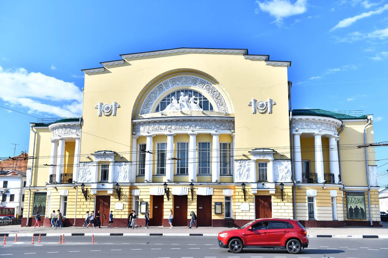 Заключен контракт на реставрацию здания Волковского театра. Министерство культуры Российской Федерации направит на проведение работ около 600 миллионов рублей.  Проект предусматривает обновление театра, которое планировал еще Сергей Пускепалис. В Волковском будет заменена кровля и отреставрирован фасад. На время ремонта театр продолжит свою деятельность. Завершить восстановительные работы планируется к весне 2027 года.  Работы будет выполнять ФГУП «Центральные научно-реставрационные проектные мастерские», которое имеет большой профильный опыт и реставрировало в Москве Театр наций, МХАТ, цирк и консерваторию.  Благодарю федеральных коллег за поддержку проекта и вклад в укрепление культурного наследия региона. Реставрация первого русского станет вкладом в его инфраструктурное и материально-техническое развитие.