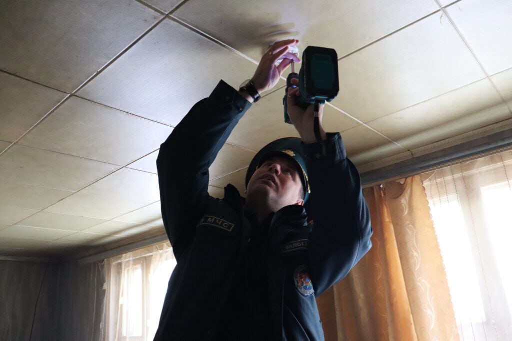 В домах жителей Минского района проверяют наличие АПИ Для усиления профилактической работы и предупреждения чрезвычайных ситуаций представители Минского РОЧС провели рейд в рамках информационной кампании об эффективности автономных пожарных извещателей Спасатели не только рассказали жителям о принципе работы и необходимости установки АПИ но и на безвозмездной основе установили новые приборы в тех домах где они отсутствовали или были неисправны Автономный пожарный извещатель это надежный и недорогой способ обезопасить себя и своих близких Он способен уловить малейшую концентрацию дыма и подать громкий звуковой сигнал который разбудит спящего человека и предупредит об опасности отметил заместитель начальника Минского РОЧС Виктор Вилюха Людям напомнили о недопустимости оставления без присмотра электроприборов правильном использовании печного отопления и опасности курения в доме Минскийрайон