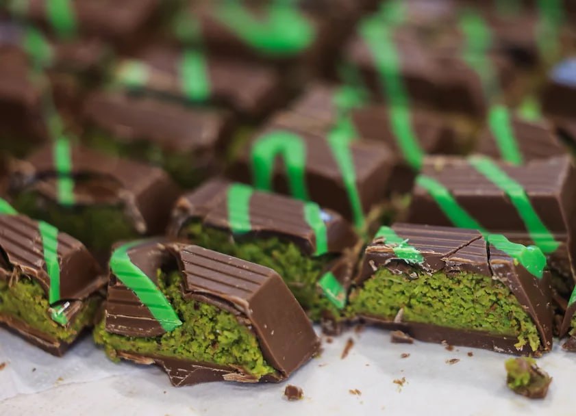 Интерес российских потребителей к дубайскому шоколаду с фисташками упал в несколько раз несмотря на снижение стоимости на 70 Оператор фискальных данных Платформа ОФД отмечает что спрос на эту продукцию в сентябре октябре снизился в 2 7 раза год к году В Ленте также фиксируют постепенное сокращение интереса к этому десерту Эксперты связывают многократное падение спроса с исчерпанием эффекта новизны и снижением качества продукции у некоторых производителей