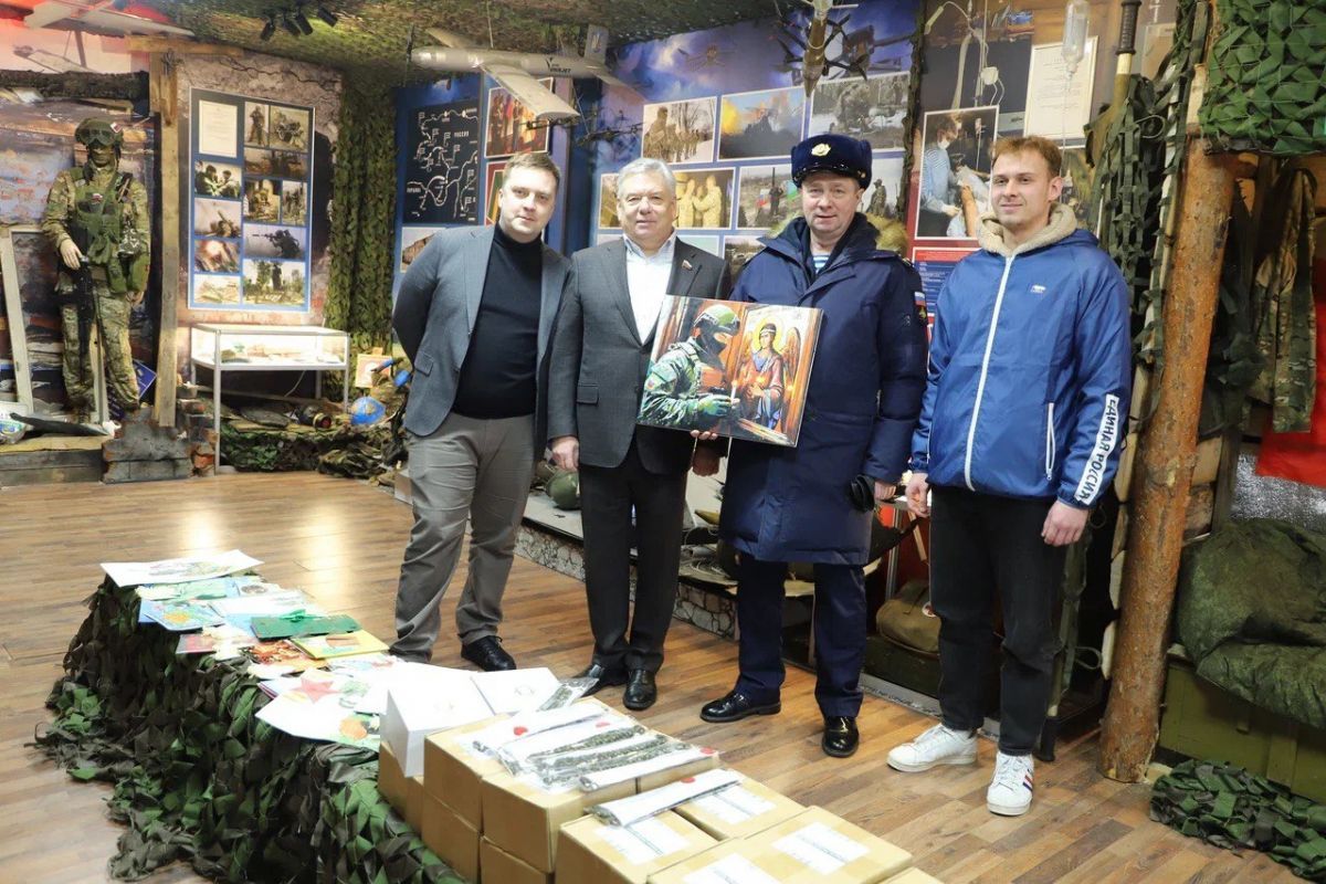 Единая Россия передала тульской дивизии новую партию гуманитарного груза   newstula ru fn 1791063 html Сегодня по поручению Губернатора Тульской области региональное отделение партии Единая Россия передало очередную партию гуманитарной помощи в Тульскую воздушно десантную дивизию   Прислать новость Подписаться   Мы в MAX