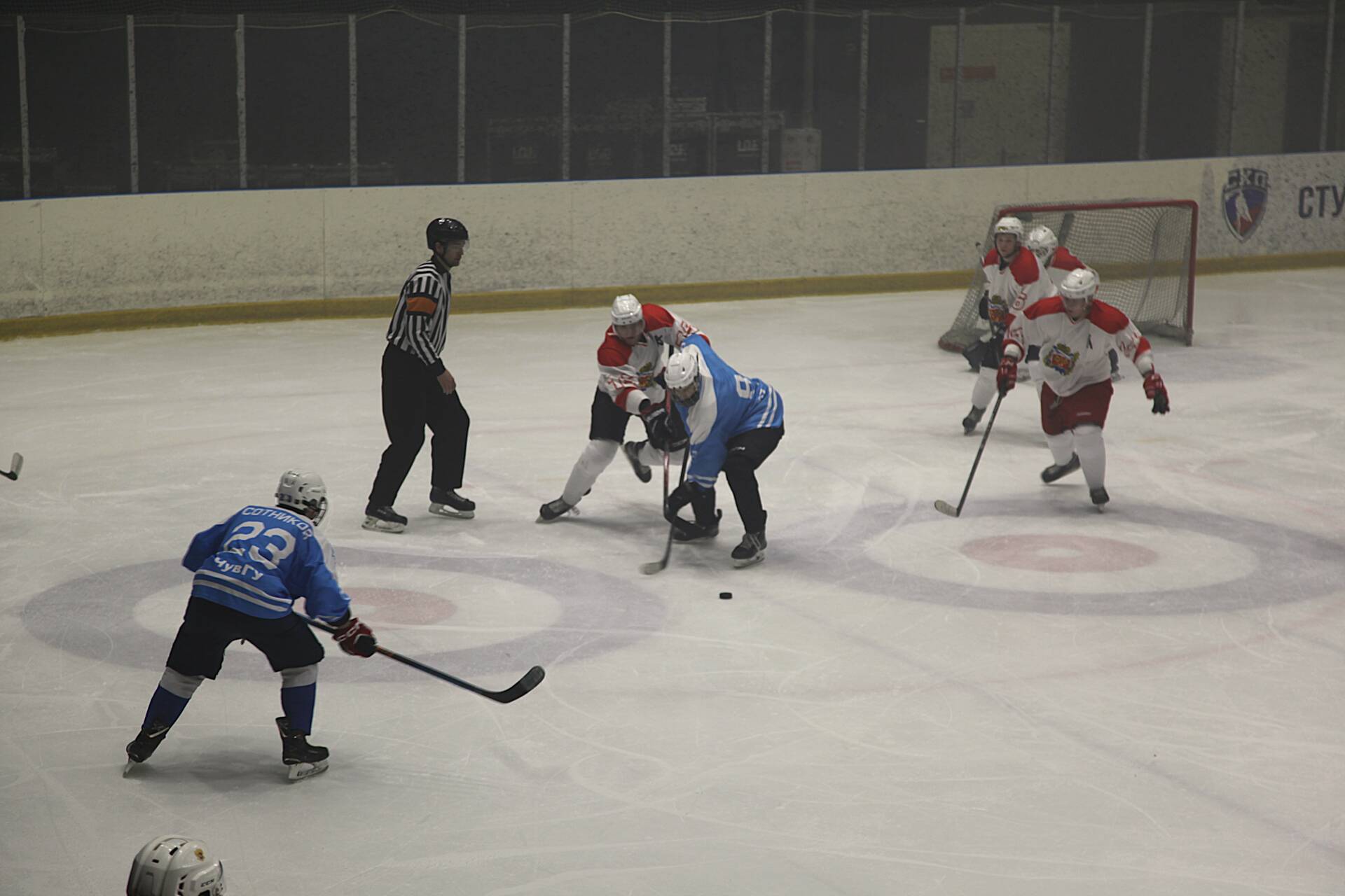 В Казани завершился VII Кубок ПФО по хоккею среди студенческих любительских команд VII Кубок Приволжского федерального округа среди студенческих любительских хоккейных команд завершился 21 ноября 2025 года в казанском ледовом дворце Зилант Об этом сообщает пресс служба полномочного представителя Президента РФ в ПФО За победу боролись 14 команд всех регионов округа Читать полностью