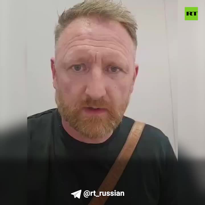 Журналист RT Чей Боуз депортирован из Румынии после задержания