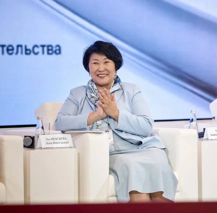 Практики формирования культуры здоровья в регионах Республика Саха Якутия В рамках дискуссионной панели посвященной вопросам формирования культуры здоровья среди населения министр здравоохранения республики Саха Якутия Лена Афанасьева поделилась лучшими практиками своего региона в области здоровьесбережения населения В Республике уже несколько лет действует направление Экосистема долголетия включающее в себя 17 проектов в области здоровьесбережения а также 9 комплексов процессных мероприятий от охраны репродуктивного здоровья граждан до системы дистанционного мониторинга Ввиду удалённости многих населенных пунктов активно развиваются мобильные бригады оказания медицинской помощи позволяющие сохранять здоровье граждан независимо от расстояний Также за 10 лет проекта Территория трезвости удалось сократить показатели ДТП совершенных водителями в состоянии алкогольного опьянения на 23 п п