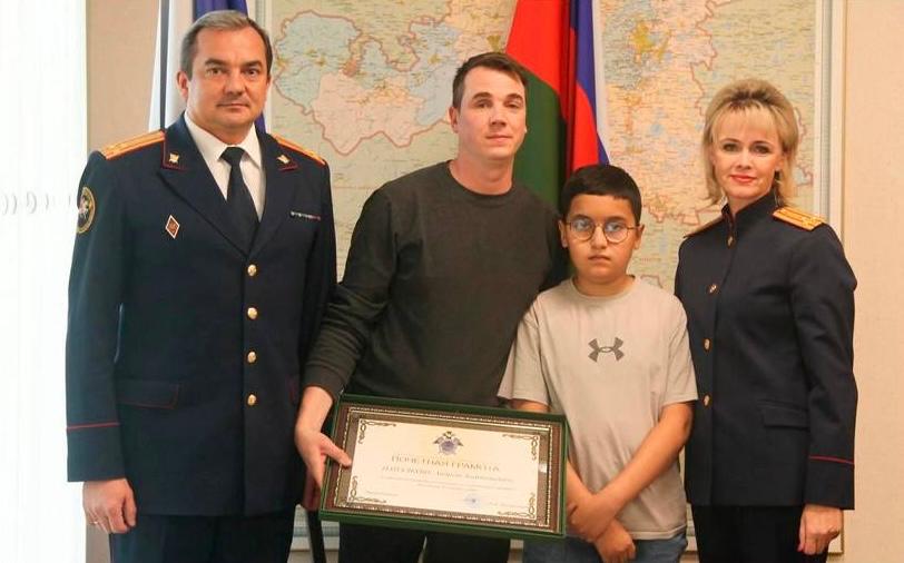 В Челябинской области по поручению Председателя СК России мужчина спасший ребенка представлен к ведомственной награде По поручению главы ведомства А И Бастрыкина и о руководителя следственного управления СК России по Челябинской области К В Правосудов вручил Почетную грамоту СК России А А Напалкову за спасение 11 летнего мальчика 14 апреля текущего года ранее судимый местный житель нанес множественные удары прохожему мальчику после чего скрылся с места происшествия Андрей Анатольевич обнаружил пострадавшего незамедлительно вызвал бригаду скорой помощи и находился рядом с ребенком до приезда медицинских работников К настоящему моменту в отношении нападавшего расследование уголовного дела завершено В ближайшее время оно будет направлено в суд В ходе встречи и о руководителя регионального управления СК России выразил искреннюю благодарность Андрею Напалкову за проявленное мужество и неравнодушие Подписывайтесь на Информационный центр СК России в MAХ