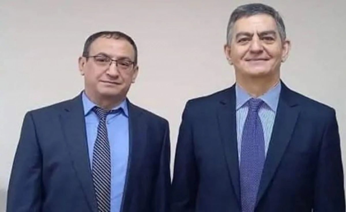 Председатель партии Народный Фронт Азербайджана ПНФА Али Керимли и функционер партии Мамед Ибрагим были допрошены в Службе государственной безопасности СГБ в рамках проводимого в их отношении расследования Согласно полученной Oxu Az информации их вызвали в СГБ в связи с требованиями процесса расследования Отметим что сегодня в рамках уголовного дела бывшего главы Администрации Президента Рамиза Мехтиева сотрудниками СГБ были проведены обыски в квартирах Мамеда Ибрагима и председателя ПНФА Али Керимли   Новости Азербайджана Написать нам ruoxuaz АлиКеримли СГБ РамизМехтиев