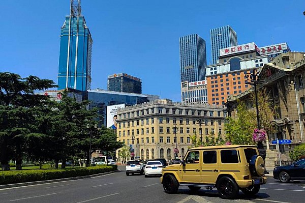 Авиакомпания «Аврора» открыла полеты из Владивостока в Далянь Количество рейсов из Владивостока в китайский город-курорт Далянь становится больше. 10 июня полеты начал осуществлять базовый перевозчик воздушной гавани – авиакомпания «Аврора». Об этом сообщает AVIA.RU. Как отмечается в сообщении пресс-службы аэропорта, путешественники смогут отправиться прямым регулярным рейсом «Авроры» к берегам Желтого моря два раза в неделю, по вторникам и субботам. Вылет из Владивостока – 00:05, прибытие в Далянь – 00:15. Вылет из Даляня – 01:30, прибытие во Владивосток – 05:35. Время указано для каждого аэропорта местное. aviaru.net/n284413