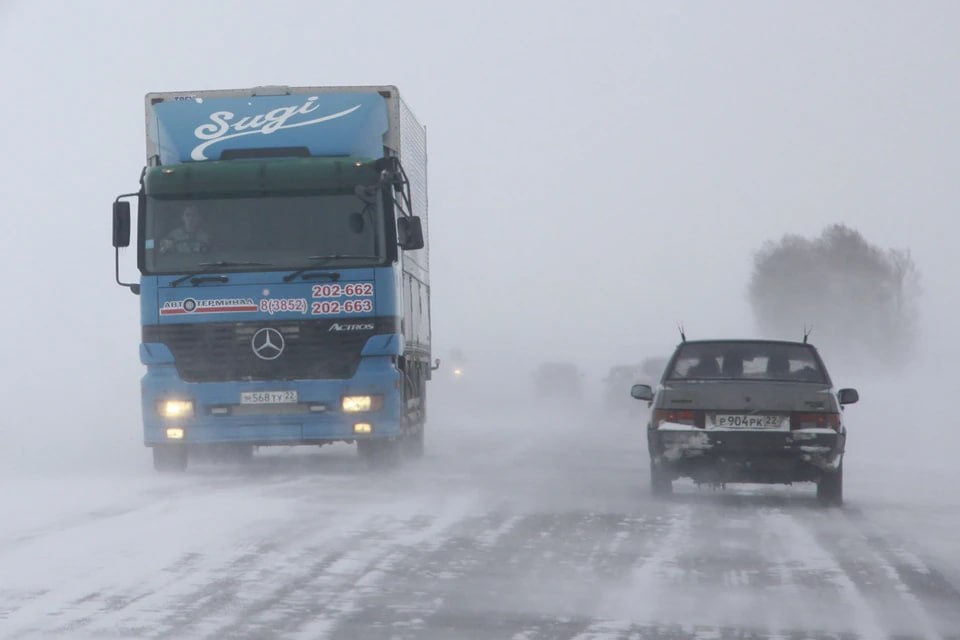 Рейсы трех автобусов в Углегорск, Красногорск и Шахтерск отменили из-за метели  Ограничение на движение автобусов ввели на участке трассы от Томари до Красногорска  с 141 км по 221 км . Там наблюдается метель, низкая видимость  менее 100 метров , порывы ветра более 50 метров в секунду.  Отменены рейсы маршрутов на 4 декабря:  523 Южно-Сахалинск — Углегорск;   525 Южно-Сахалинск — Красногорск;   527 Южно-Сахалинск — Шахтерск.  О снятии ограничений будет сообщено позже.