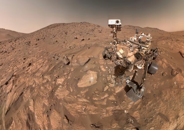 Марсоход NASA Perseverance обнаружил в русле высохшей реки камни которые могут содержать потенциальные признаки древней микроскопической жизни сообщили учёные Чтобы сделать какие либо выводы необходимо провести углублённый анализ образца в идеале в лабораториях на Земле В июле 2024 года марсоход Perseverance взял образец породы из каньона Сапфир в водопаде Чейява В ней обнаружены органические соединения На Земле эти молекулы на основе углерода являются строительными блоками жизни Пятнистость может указывать на то что в результате древних химических реакций происходивших в породе когда то возникли микроорганизмы Белые прожилки сульфата кальция представляют собой явное свидетельство того что вода когда то протекала сквозь породу А в леопардовых пятнах неправильной формы обнаружили железо и фосфат Но делать однозначные выводы пока рано признают ученые