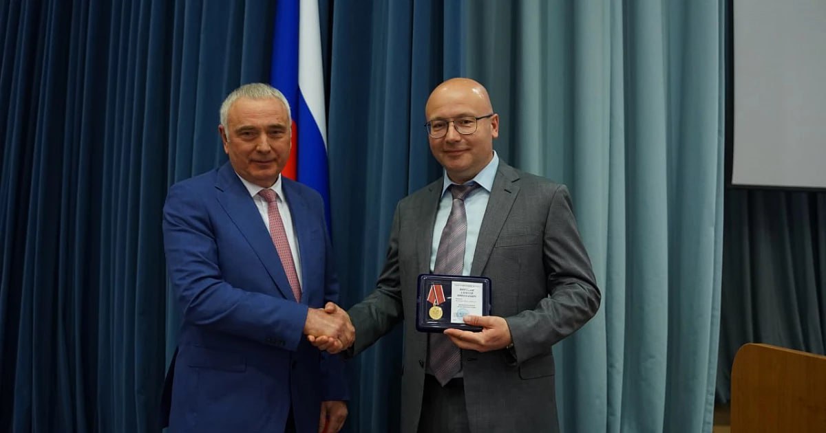 Председатель Краснодарского краевого суда Алексей Шипилов уходит в отставку В Краснодарском краевом суде провели совещание, в рамках которого председатель Алексей Шипилов заявил о сложении полномочий 19 июня. В ходе заседания Шипилов был награжден медалью Судебного департамента при Верховном Суде Российской Федерации «За безупречную службу». Объединенная пресс-служба судов Краснодарского края /фото/видео для публикации или заказать рекламу: «Утренний Юг»