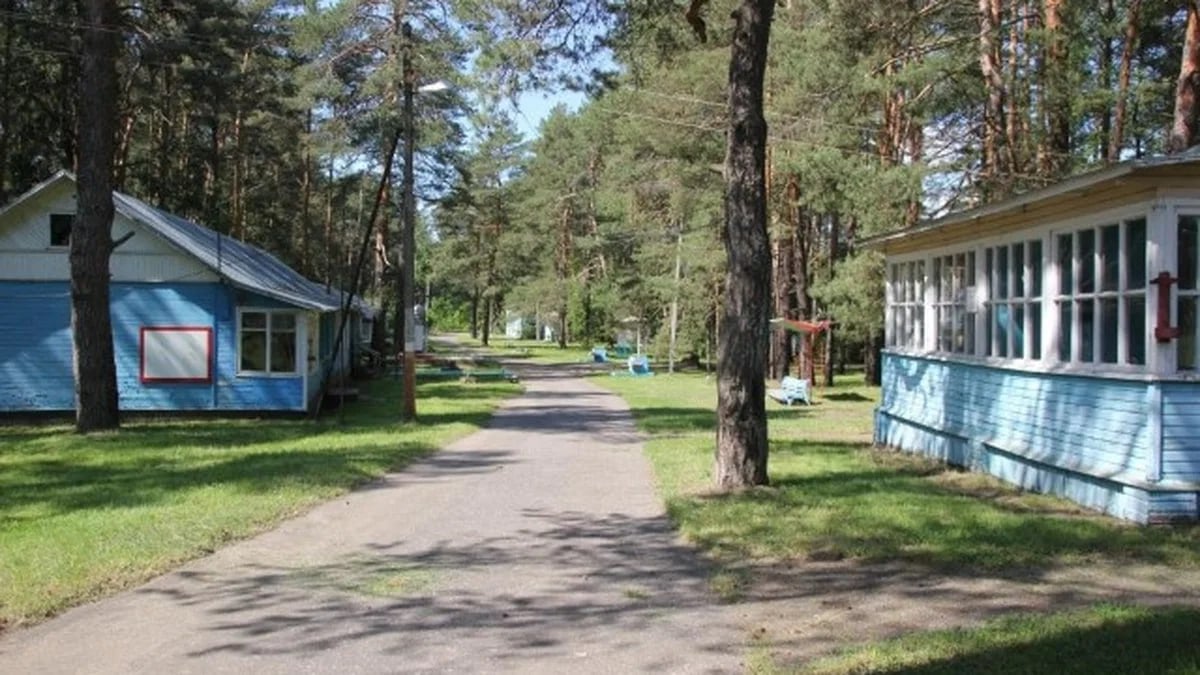 В Ярославской области подорожают путевки в детские лагеря. Со следующего года цена путевок будет следующей: для летних лагерей на 21 день — до 19 186 руб., на 14 дней — до 12 792 руб. Путевки в санаторные лагеря круглогодичного действия на 21 день обойдутся до 23 829 руб., а на две недели — до 15 887 руб. Весной, осенью и зимой цена составит до 1 134 руб. в сутки на одного ребенка.  Также изменится порядок компенсаций путевок из бюджета. Они будут предоставляться семьям, у которых совокупный доход на члена семьи не превышает 33660 руб.  Присоединяйтесь к Telegram-каналу «Ъ-Ярославль»