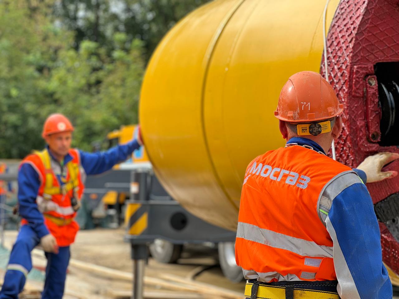 Более 70 км газопроводов построено и реконструировано в Москве с начала года  «В настоящее время Москва занимает лидирующие позиции среди других регионов по обновлению инженерных коммуникаций. Проводимая работа позволяет обеспечивать надежное и безопасное газоснабжение потребителей и планомерно сокращать износ сетей. В этом году уже построили и реконструировали 72 километра газопроводов», – рассказал заместитель Мэра Москвы Петр Бирюков.  Специалисты АО «Мосгаз» используют комбинированный метод прокладки труб: традиционный открытый способ и бестраншейные технологии, в условиях плотной городской застройки они позволяют минимизировать разрытия и не повредить коммуникации.  Нуждающиеся в обновлении сети выявляем с помощью специальных приборов неразрушающего контроля. Они позволяют провести диагностику технического состояния, обнаружить коррозионные и другие изменения без нарушения целостности коммуникаций и отключения потребителей.  При строительстве и реконструкции газопроводов используем материалы и оборудование отечественного производства.  Продолжается оборудование столичных газовых сетей запорными устройствами, с помощью которых при необходимости можно дистанционно перекрыть подачу газа за полторы минуты.