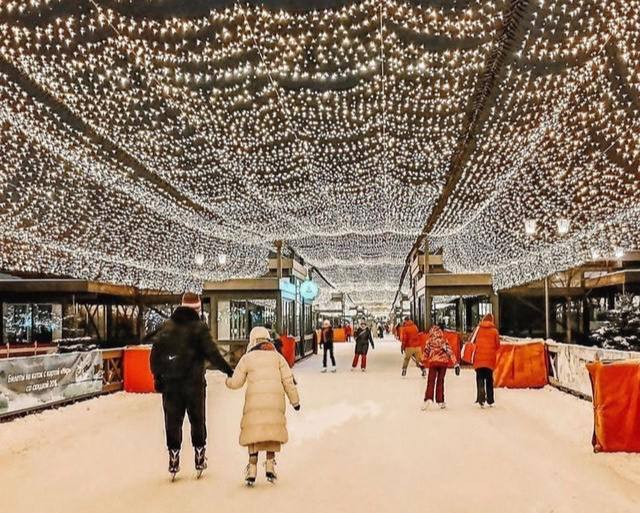 Сегодня откроют каток на Кремлевской набережной Первая половина катка будет работать сегодня с 17 00 до 22 00 Совсем скоро каток обещают открыть полностью kazan