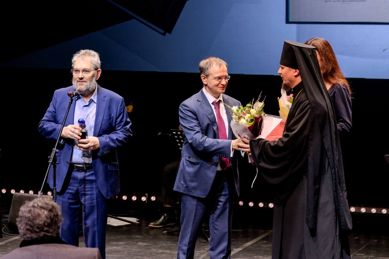 Объявлены победители Национального конкурса Книга года 2025 Главный приз получила православная энциклопедия под редакцией Патриарха Московского и всея Руси Кирилла Проект Владимира Мединского Рассказы из русской истории стал победителем в номинации HUMANITAS Премию от имени автора получили глава издательства Проспект Леонид Рожников и редактор Андрей Назаров В номинации Проза года победил роман Тума Захара Прилепина подполковника Росгвардии политического деятеля и писателя В номинации Поэзия года награду получил руководитель Московского театра поэтов заслуженный деятель искусств РФ поэт Влад Маленко В номинации Non fiction лауреатами конкурса стали две книги Автобусы Каталог коллекции Музея транспорта Москвы Том 1 издатель Музей транспорта Москвы и Центральный полигон Новая земля история события люди издательство Достояние Севера Медиа Технологии Победителем специальной номинации Герои нашего времени посвящённой 80 летию Победы и Году защитника Отечества стала серия Русская Реконкиста издательство АСТ Редакция КПД Бронзовые статуэтки Идущий с книгой получили авторы в 10 номинациях Подписаться на БелРос Самое интересное о жизни в Союзном государстве