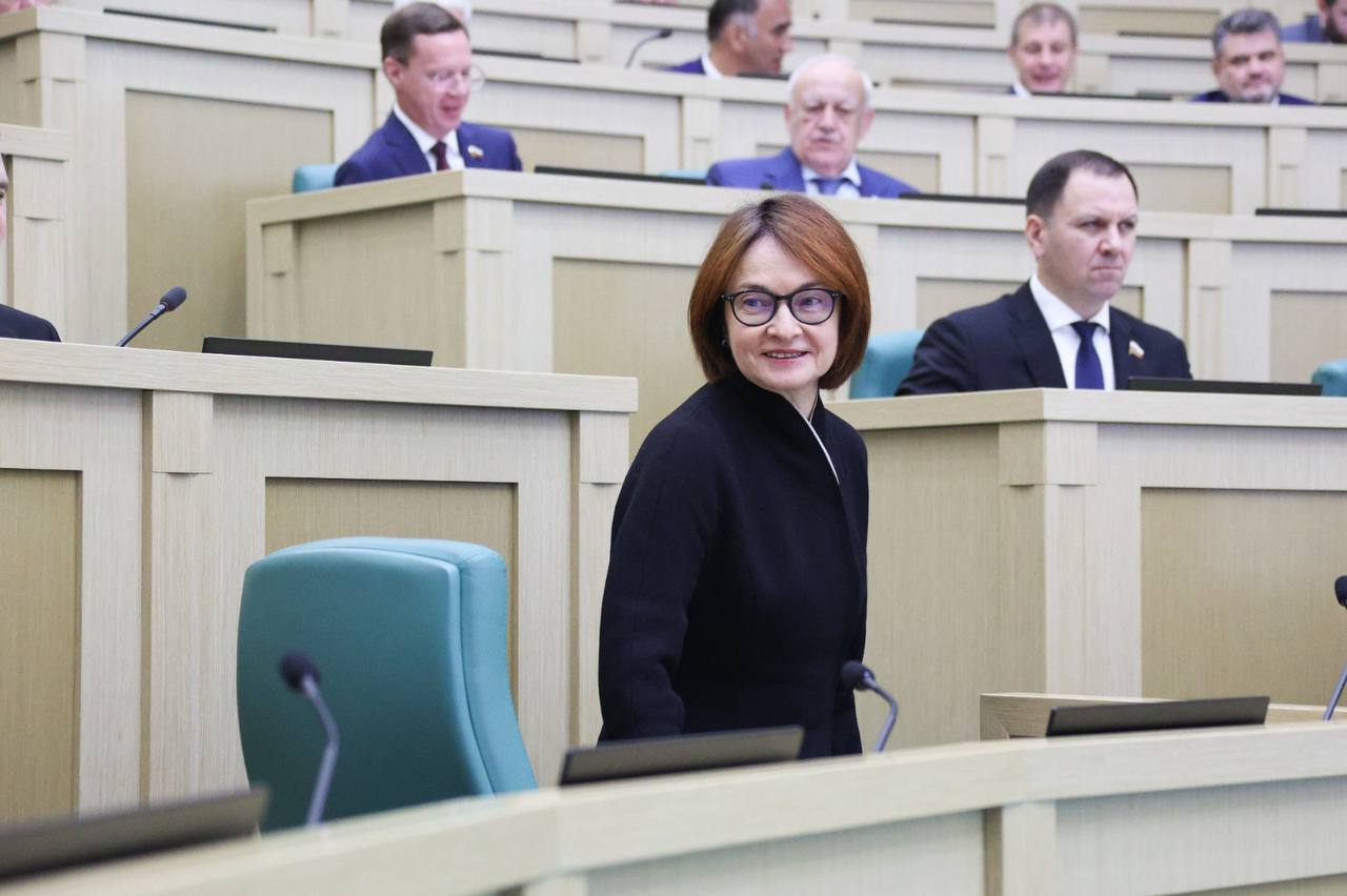 Перед выступлением председателя Центрального банка России Эльвиры Набиуллиной уточнил ее позицию относительно доступности финансовых услуг в сельской местности и на отдаленных территориях Ведь количество отделений почтовой связи где их можно получить с каждым годом сокращается Если эта тенденция сохранится около 2 млн человек могут остаться без соответствующего обслуживания Большинство их пожилые люди Руководство Банка России видит эту проблему и работает над ее решением совместно с региональными органами власти В частности развивается сервис по предоставлению торговыми предприятиями услуг по выдаче денежных средств одновременно с покупкой так называемые наличные на кассе В Красноярском крае его предлагают больше 850 магазинов из них 166 в сельской местности Открыты 18 точек онлайн доступа где можно воспользоваться интернет банком внедряются выездные форматы банковского обслуживания Но до окончательного преодоления возникших сложностей еще далеко