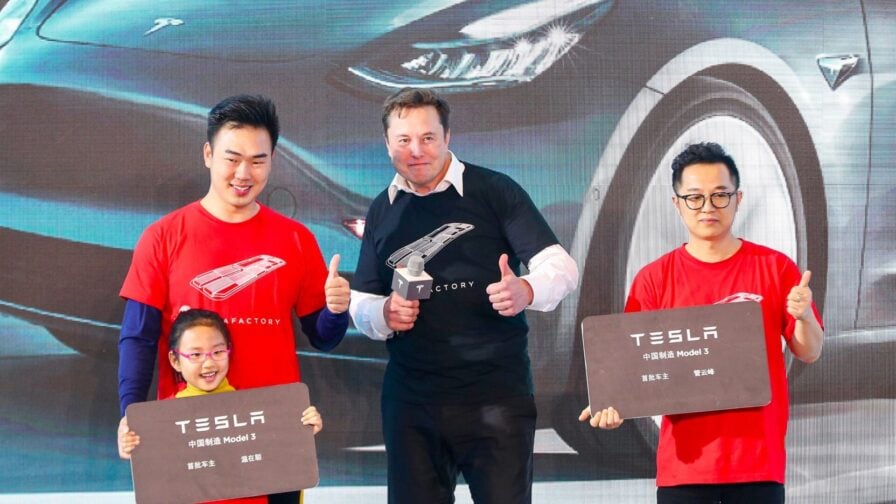 Tesla меняет Grok на китайский ИИ Все автомобили Tesla в Китае получат поддержку DeepSeek и Doubao от ByteDance DeepSeek станет чат ботом и голосовым ассистентом а Doubao глубже интегрирован в систему и сможет управлять функциями машины по команде Привет Tesla rozetked me news 41082