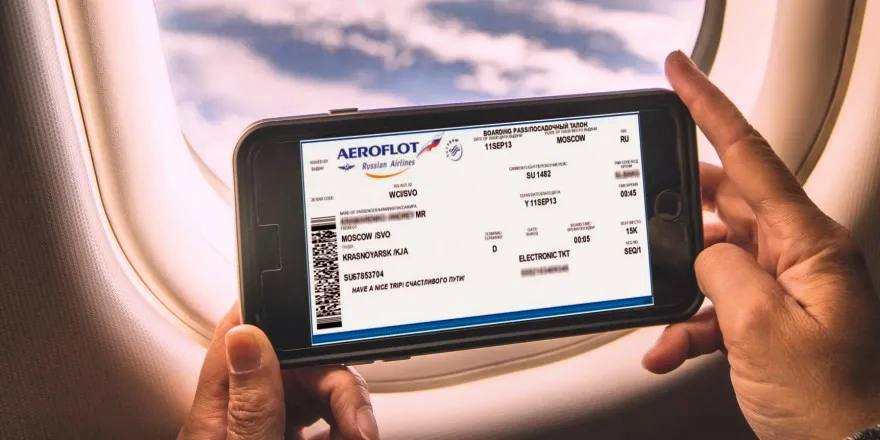 Электронный посадочный талон на самолет с 1 марта будет официально приравнен к бумажному Соответствующие изменения в правила перевозок пассажиров вступают в силу в марте Согласно изменениям при регистрации пассажиру выдается посадочный талон оформленный на бумажном носителе или в электронном виде Перевозчик обязан направить оформленный в электронном виде посадочный пассажиру используя указанный при бронировании способ связи Как отмечается в документе посадочный талон должен содержать инициалы и фамилию пассажира номер рейса дату отправления время окончания посадки на рейс и номер посадочного места на борту Также допускается указание в посадочном талоне дополнительной информации относящейся к перевозке При этом определено что номер выхода на посадку должен быть указан в посадочном талоне если он на момент выдачи уже определен В противном случае компания обязана объявить или поместить на табло его позже