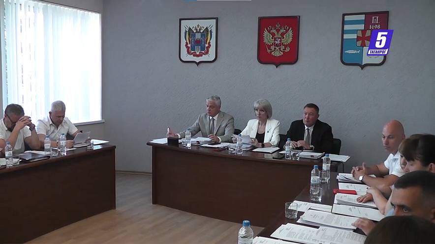 В Таганроге появятся улицы Героев СВО и Владимира Цыбулькина  В Западном жилом массиве Таганрога появятся две новые улицы — улица Героев специальной военной операции и улица Владимира Цыбулькина. Такое решение было принято на заседании городской Думы в конце июля. Улица Героев СВО названа в честь участников операции, среди которых более сотни жителей Таганрога награждены орденами Мужества. Название было утверждено после рассмотрения соответствующего проекта комиссией по топонимике и депутатами.  Улица Владимира Цыбулькина получила свое имя по инициативе местного жителя Геннадия Вершинина. Владимир Цыбулькин — уроженец Таганрога, старший сержант, который в 1944 году возглавил группу разведчиков, спасших сирот в украинском селе Великая Лепетиха. Эта история стала основой документального фильма «Маленькие узники Великой Лепетихи».  Также депутаты поддержали установку мемориальной доски в честь профессора Галины Инфантовой, выдающегося лингвиста и педагога, на фасаде одного из зданий города.  Кроме того, на заседании утвердили Елену Шевскую на должность аудитора Контрольно-счетной палаты Таганрога. Были приняты и другие решения, касающиеся обновления правовых норм, изменений в бюджете и передачи областного имущества в муниципальную собственность.