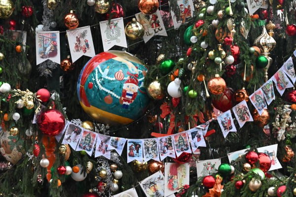 В ГД предложили создать платформу для обмена новогодними украшениями Цифровой сервис может быть реализован как модуль на базе уже действующих экосистем В том числе речь идёт о сервисах Российского экологического оператора отмечается в обращении вице спикера Владислава Даванкова и депутата Владимира Плякина Они направили письмо министру природных ресурсов и экологии РФ Александру Козлову передаёт РИА Новости Для обеспечения безопасности и доверия граждан механизм должен предусматривать верификацию пользователей и использование партнерских точек для передачи вещей говорится в документе Парламентарии подчеркнули что для многих семей становится актуальным поиск способов сократить расходы без отказа от праздничных традиций Подписаться на Говорит Москва Telegram VK MAX