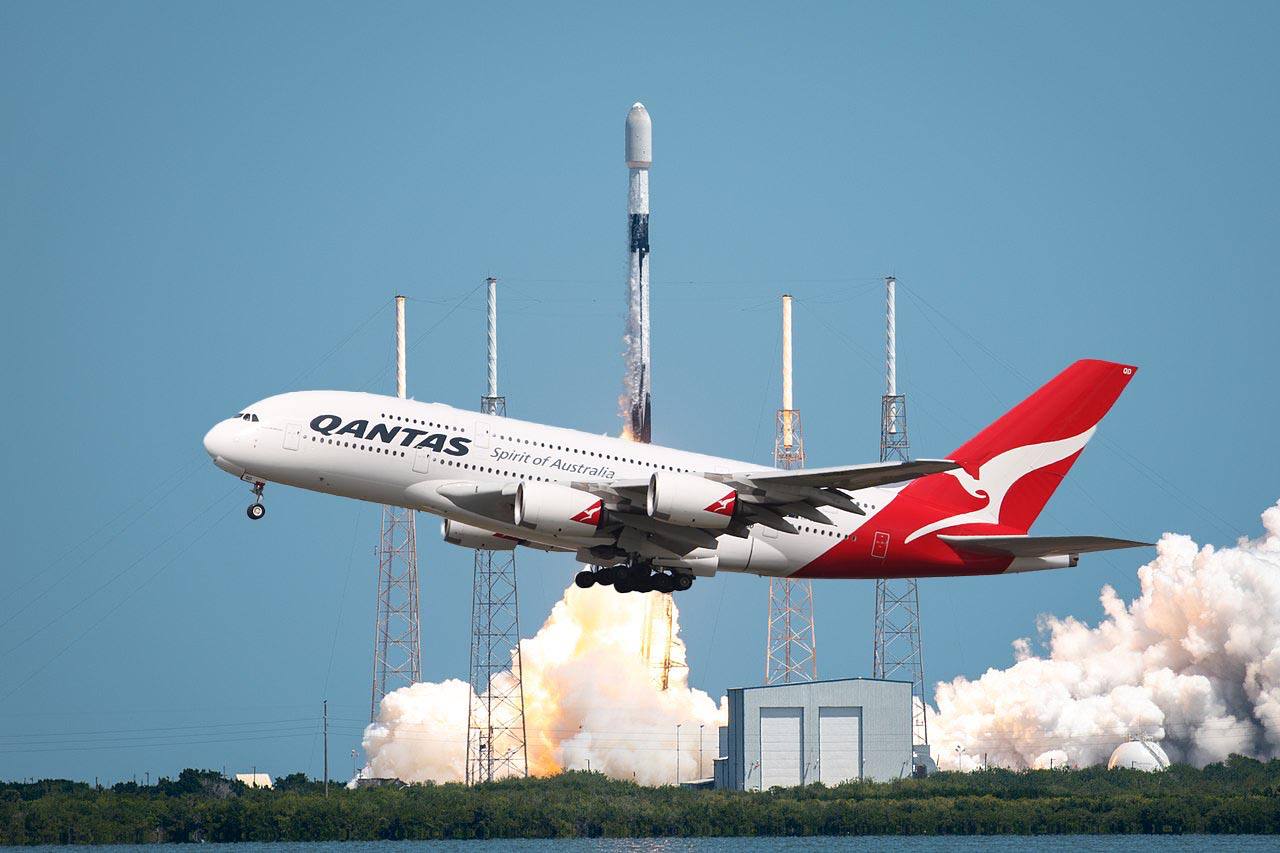 Qantas была вынуждена задержать несколько рейсов между Сиднеем и Йоханнесбургом из-за предупреждений о возможном падении обломков ракет SpaceX в южной части Индийского океана  По словам Бена Холланда, руководителя операционного центра Qantas, авиакомпания получает уведомления от правительства США с координатами и временем возможного падения обломков. Из-за непредсказуемости времени повторного входа ракет в атмосферу и их падения Qantas вынуждена задерживать рейсы на маршруте Сидней-Йоханнесбург, чтобы обеспечить безопасность полётов.   Холланд отметил, что, несмотря на стремление заранее вносить изменения в расписание, последние запуски SpaceX часто меняют время в последний момент, что приводит к задержкам рейсов непосредственно перед вылетом. Команды Qantas уведомляют пассажиров о таких изменениях сразу после получения информации о влиянии на их рейс.   SpaceX регулярно использует южную часть Индийского океана в качестве зоны повторного входа для своих ракет из-за её удалённости и низкой плотности населения, что минимизирует риски для людей. Однако это создаёт временные ограничения для воздушного движения в этом регионе, особенно для рейсов между Австралией и Южной Африкой.   Qantas продолжает тесно сотрудничать с соответствующими властями, чтобы минимизировать влияние этих событий на своих пассажиров, при этом приоритетом остаётся безопасность полётов.    FlightMode